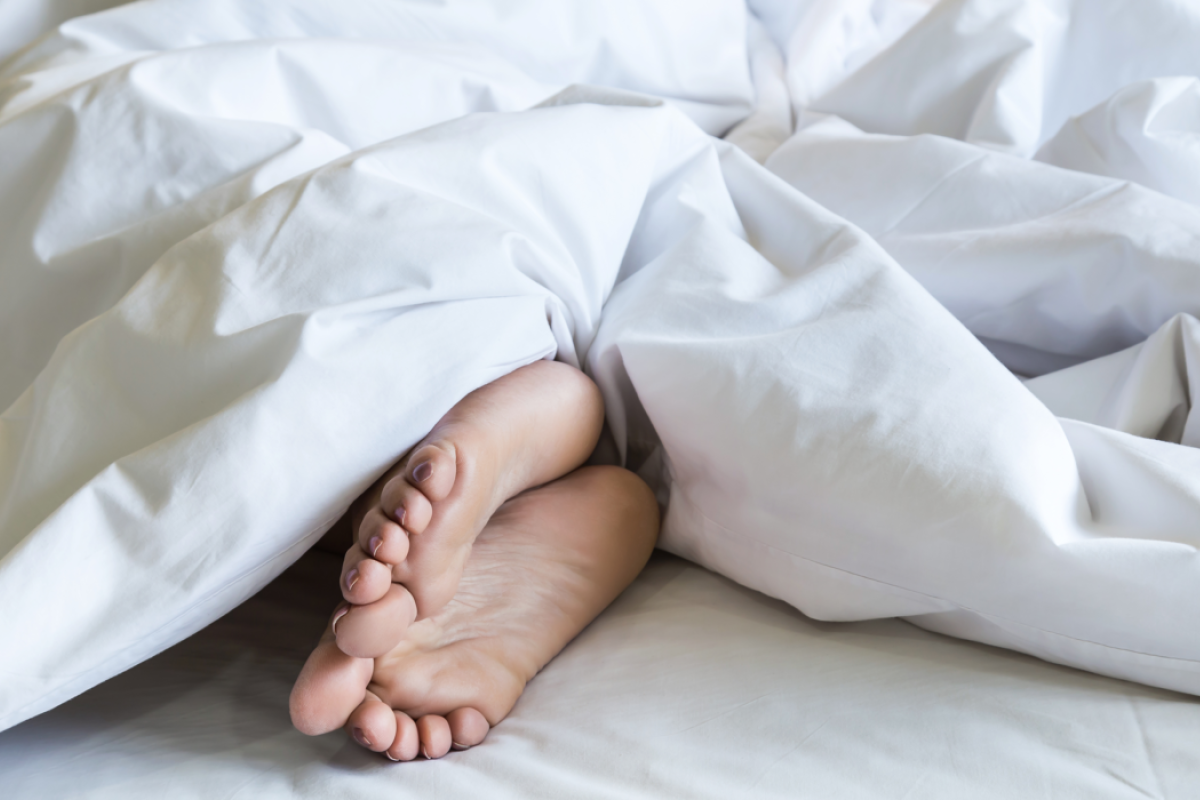 feet comfortably in a bed
