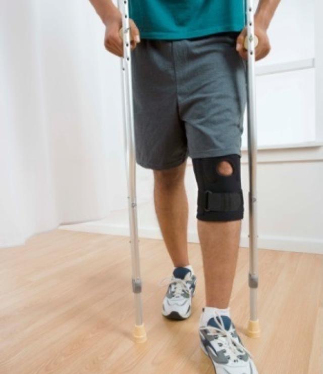 man on crutchs for knee
